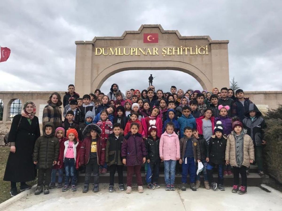 &Ouml;ğrenciler şehitlikleri ziyaret etti