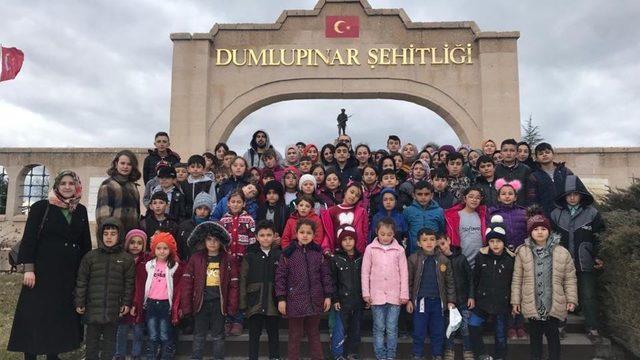 Öğrenciler şehitlikleri ziyaret etti