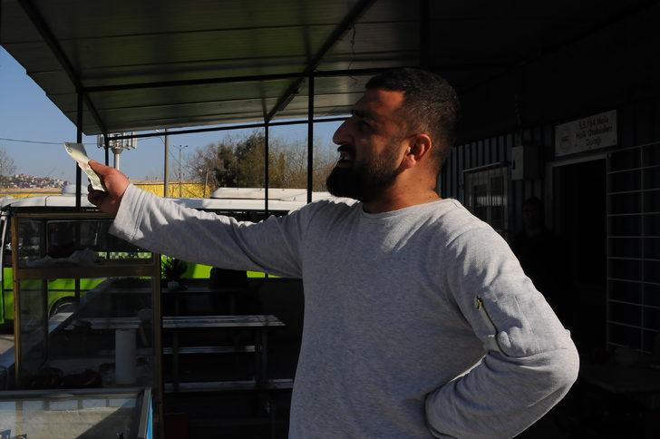 Herkes 'Hırsız karga'yı konuşuyor! Çalışanların maskotu oldu G4