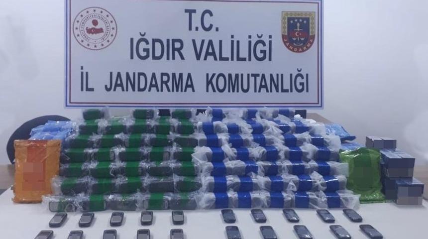 Iğdır&rsquo;da ka&ccedil;ak cep telefonu, nargile t&uuml;t&uuml;n&uuml; ve sigara operasyonu: 2 g&ouml;zaltı