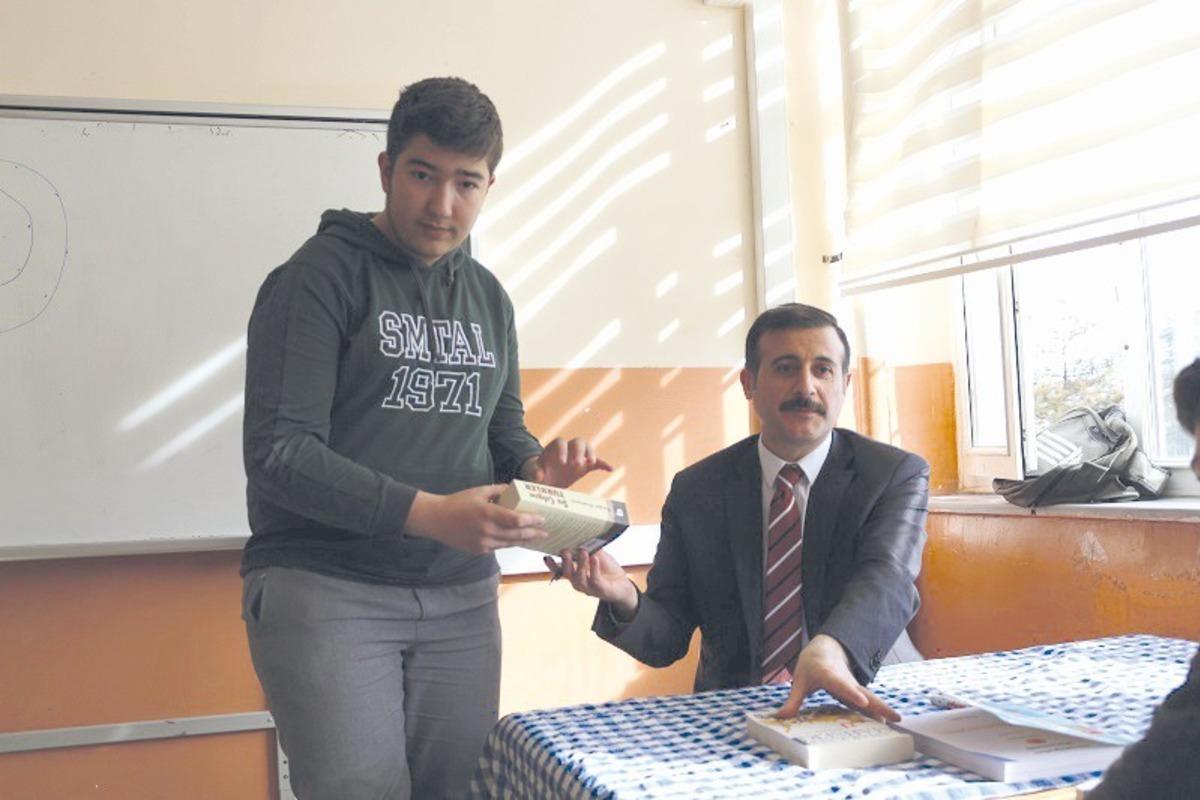 Kaymakam&rsquo;dan &ouml;ğrencilere imzalı kitap