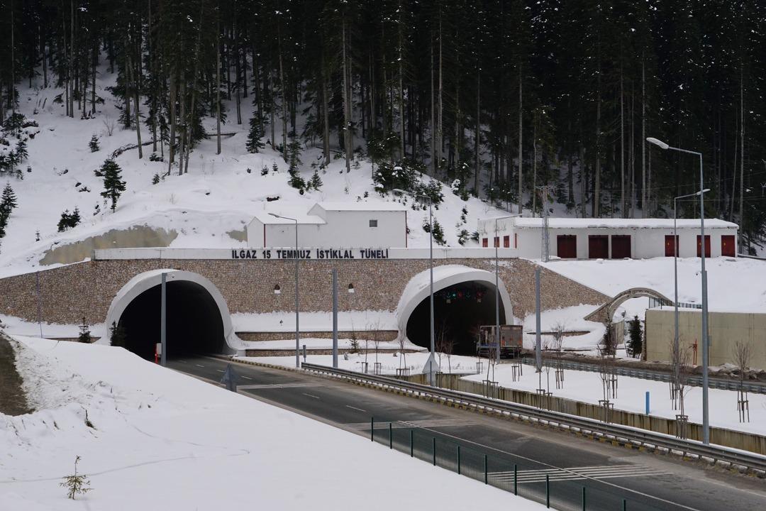 S&uuml;r&uuml;c&uuml;lerin korkulu r&uuml;yasıydı! Ilgaz Dağı artık 8 dakikada t&uuml;nelle aşılıyor