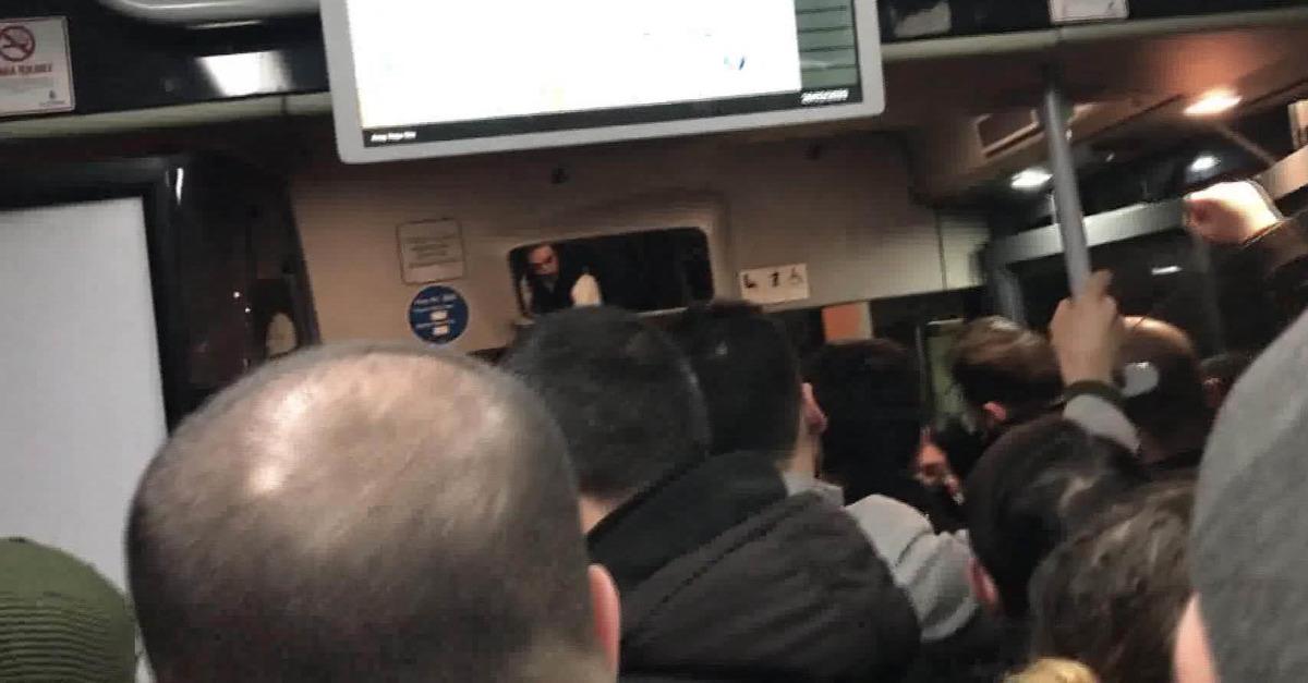 Metrob&uuml;ste iğren&ccedil; olay! Kadın bağırınca yolcular adamı d&ouml;vd&uuml;