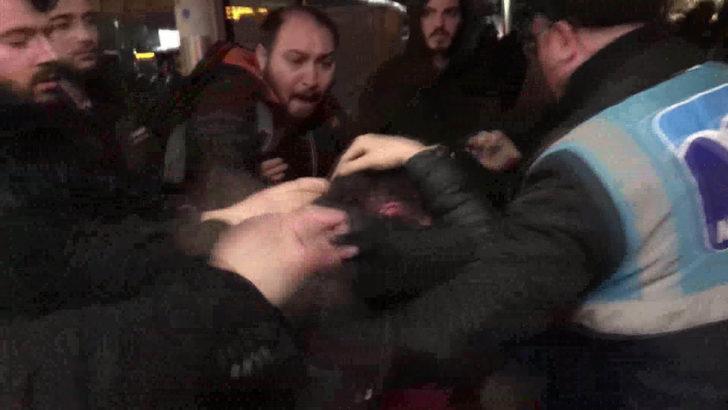 Metrobüste iğrenç olay! Kadın bağırınca yolcular adamı dövdü G2