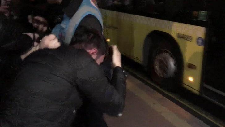 Metrobüste iğrenç olay! Kadın bağırınca yolcular adamı dövdü G4