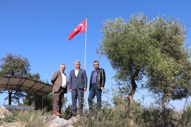 Kozan’da şehitler anısına dev Türk Bayrağı asıldı