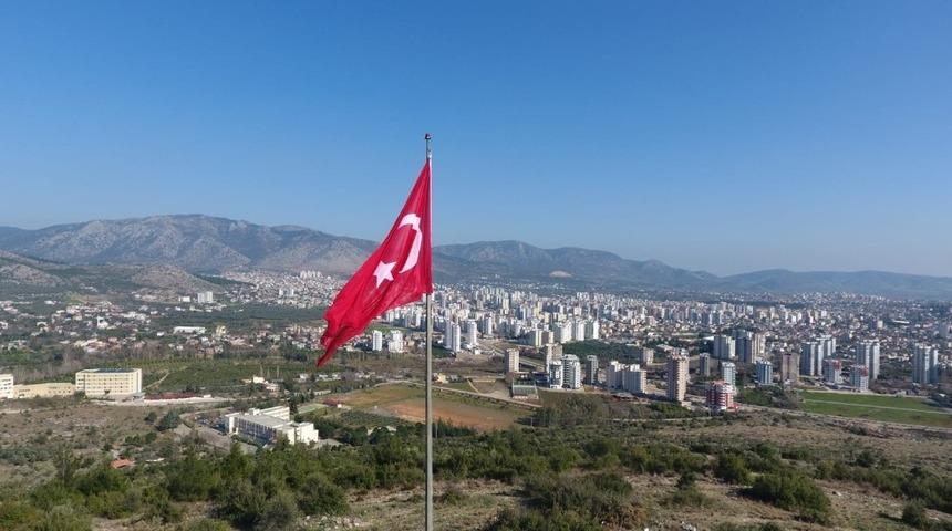 Kozan’da şehitler anısına dev Türk Bayrağı asıldı