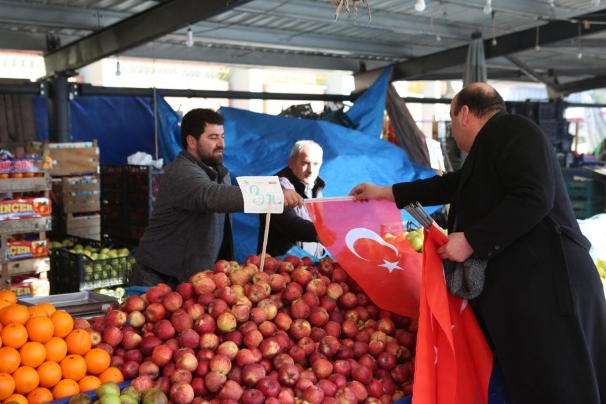 Bolu&rsquo;da esnaf ve vatandaşlara T&uuml;rk bayrağı dağıtıldı