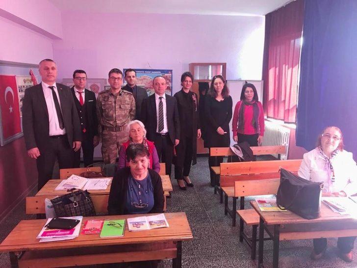 Kaymakam Öner ve eşi, okuma yazma kurslarını ziyaret etti G2