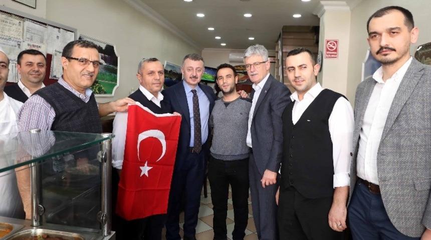 Başkan Büyükakın’dan esnaf ve vatandaşlara Türk bayrağı hediyesi