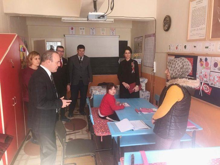 Kaymakam Öner ve eşi, okuma yazma kurslarını ziyaret etti G4