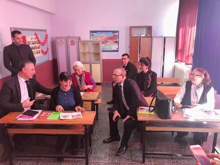 Kaymakam Öner ve eşi, okuma yazma kurslarını ziyaret etti G5