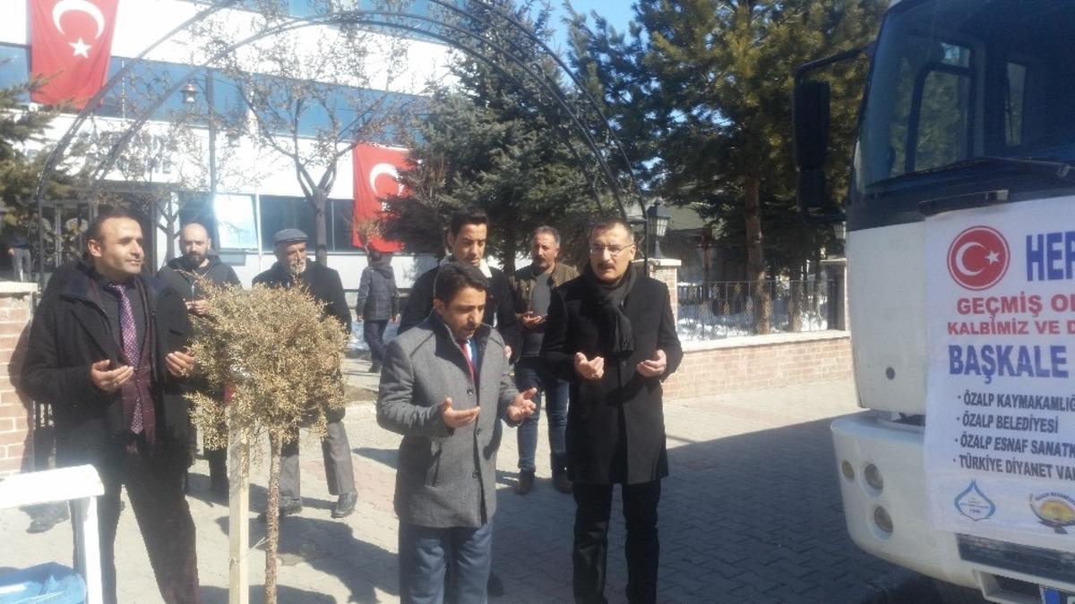 &Ouml;zalp il&ccedil;esinden Başkale&rsquo;deki depremzedelere yardım