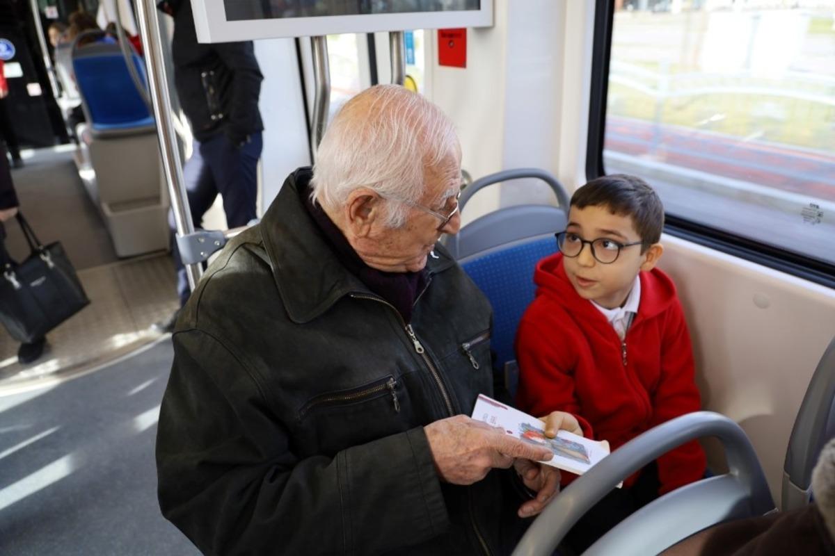 Minik &ouml;ğrenciler b&uuml;y&uuml;klerine kitap hediye etti