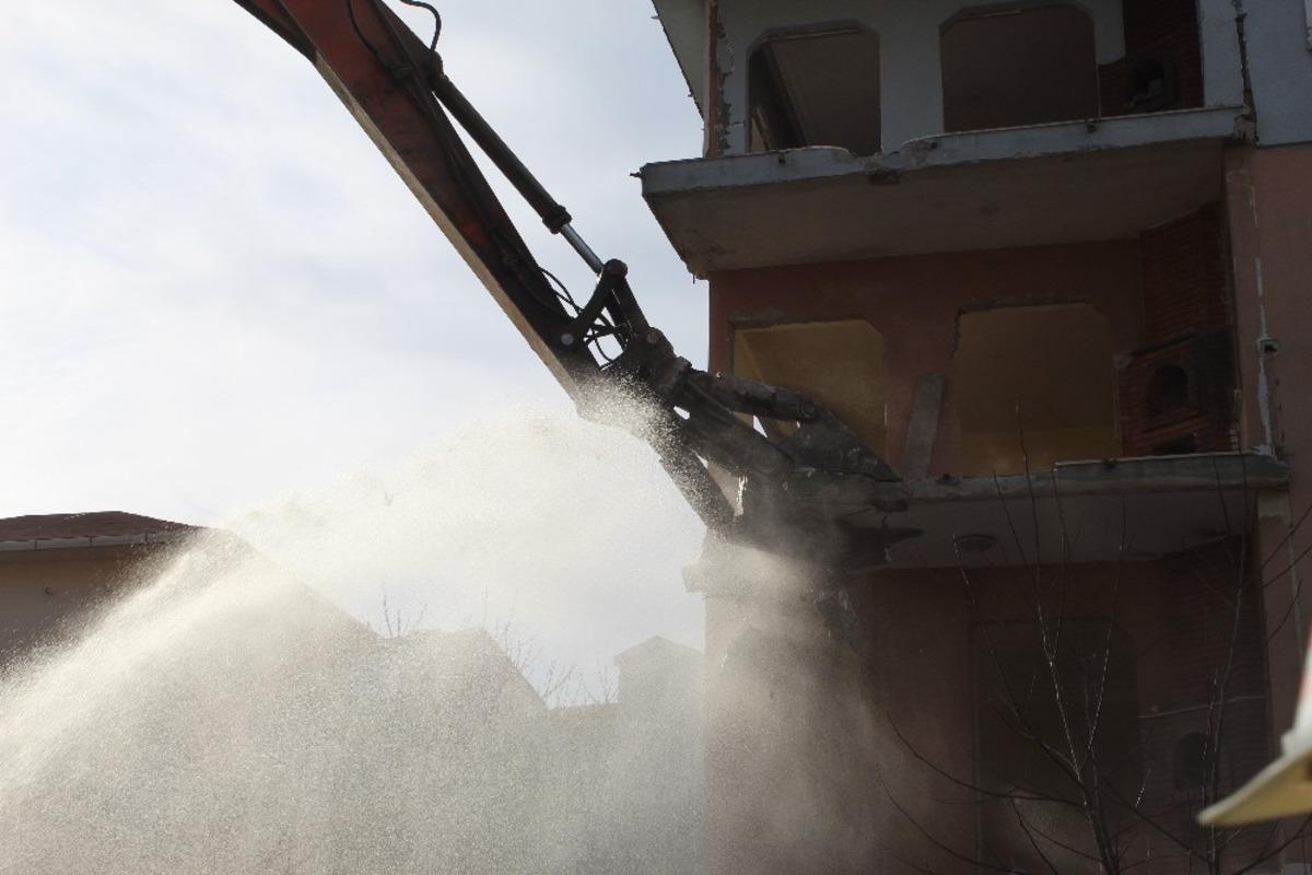 B&uuml;y&uuml;k&ccedil;ekmece&rsquo;de ağır hasarlı iki bina daha yıkıldı