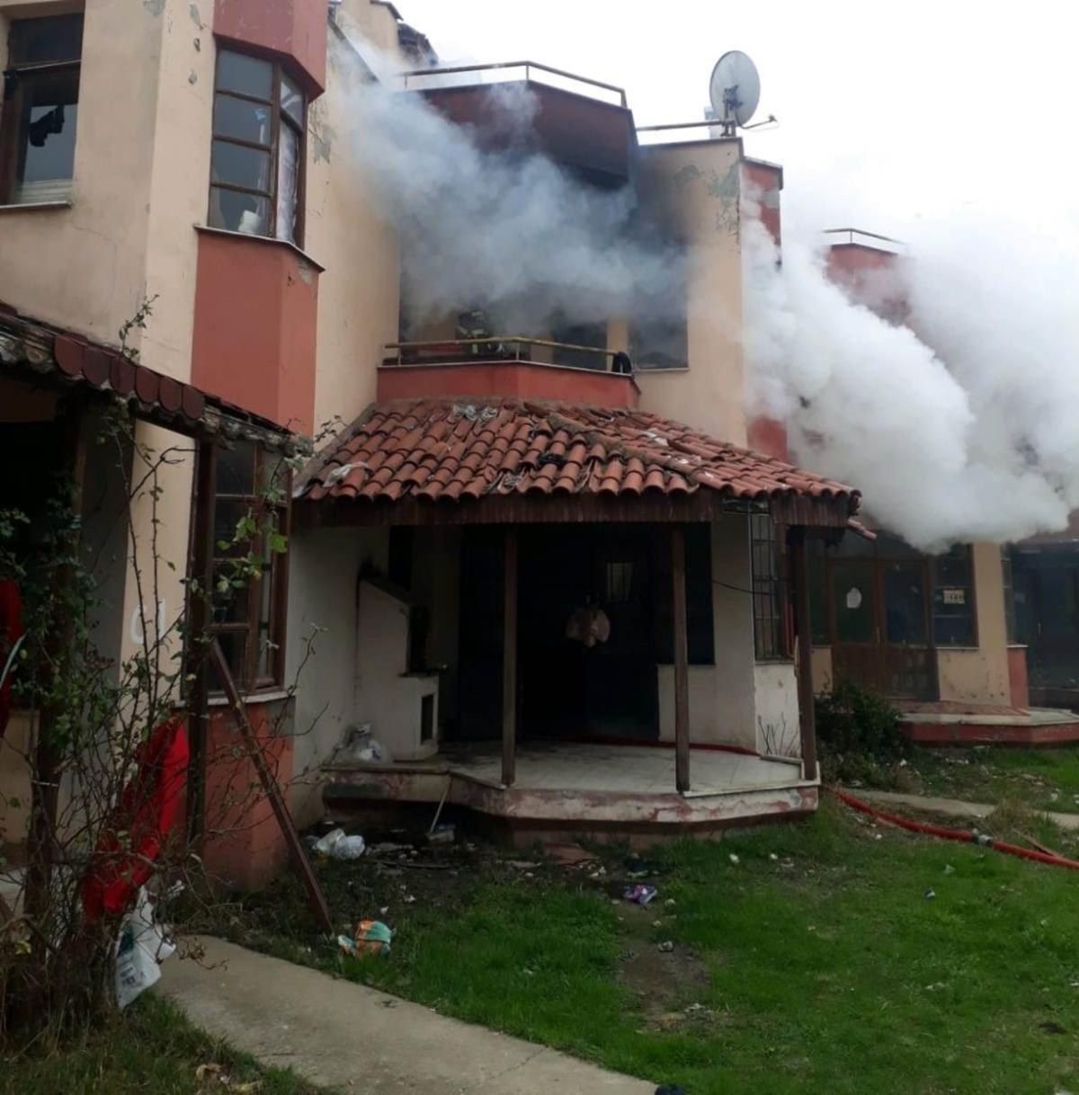 Tersane iş&ccedil;ilerinin kaldığı villa yandı