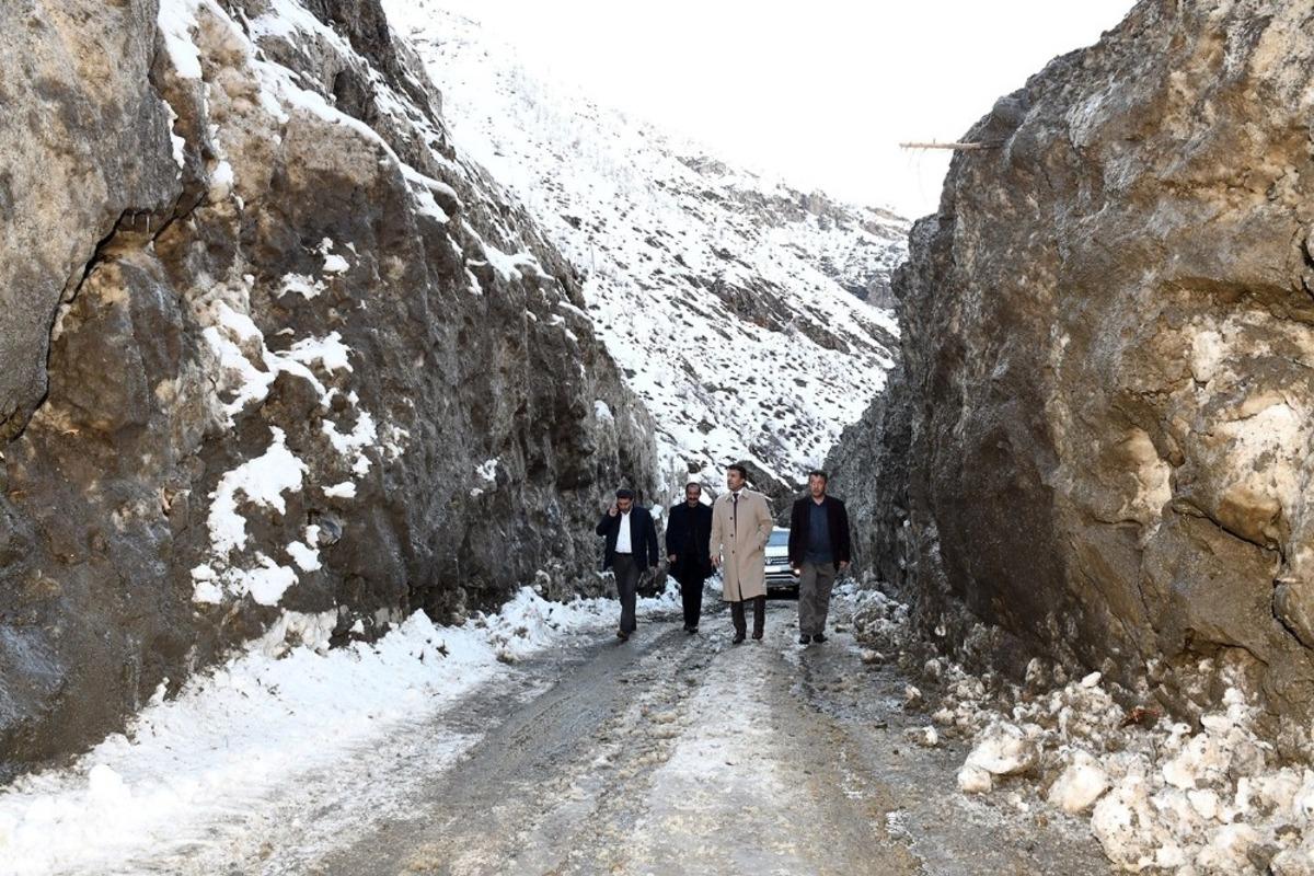 Y&uuml;ksekliği 6-7 metreyi bulan &ccedil;ığlar temizleniyor