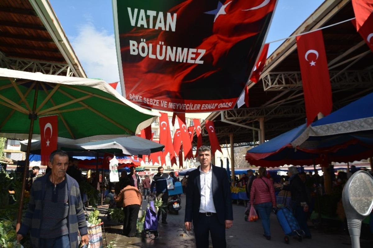 S&ouml;ke&rsquo;de pazar alanı T&uuml;rk Bayrakları ile donatıldı