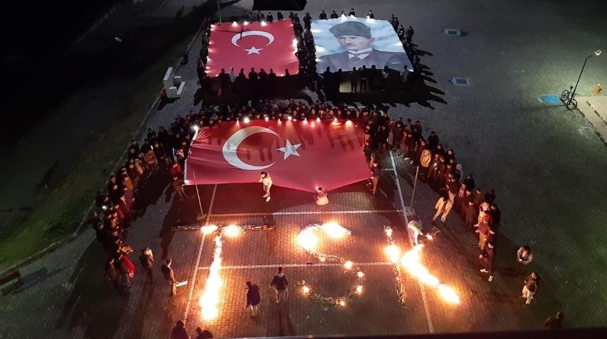 Giresun&rsquo;da &uuml;niversite &ouml;ğrencilerinden Mehmet&ccedil;iğe ateşli ve ay yıldızlı destek