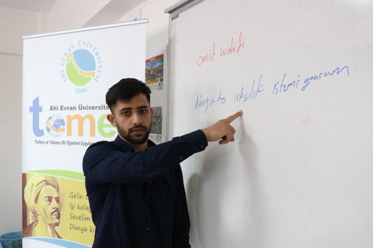 T&Ouml;MER &Ouml;ğrencileri, hayallerini &ldquo;Umut Tahtası&rdquo;na yazdı