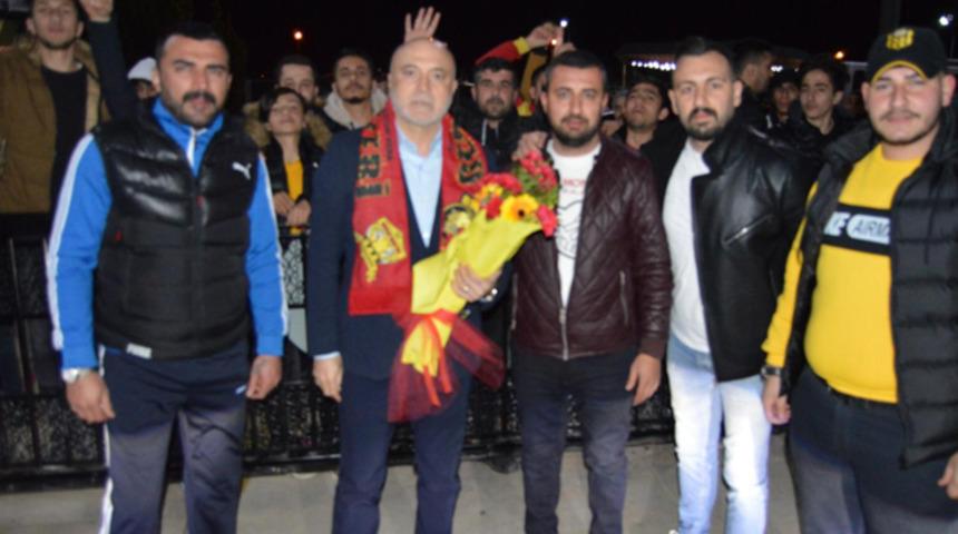 Teknik direkt&ouml;r Hikmet Karaman&rsquo;a coşkulu karşılama