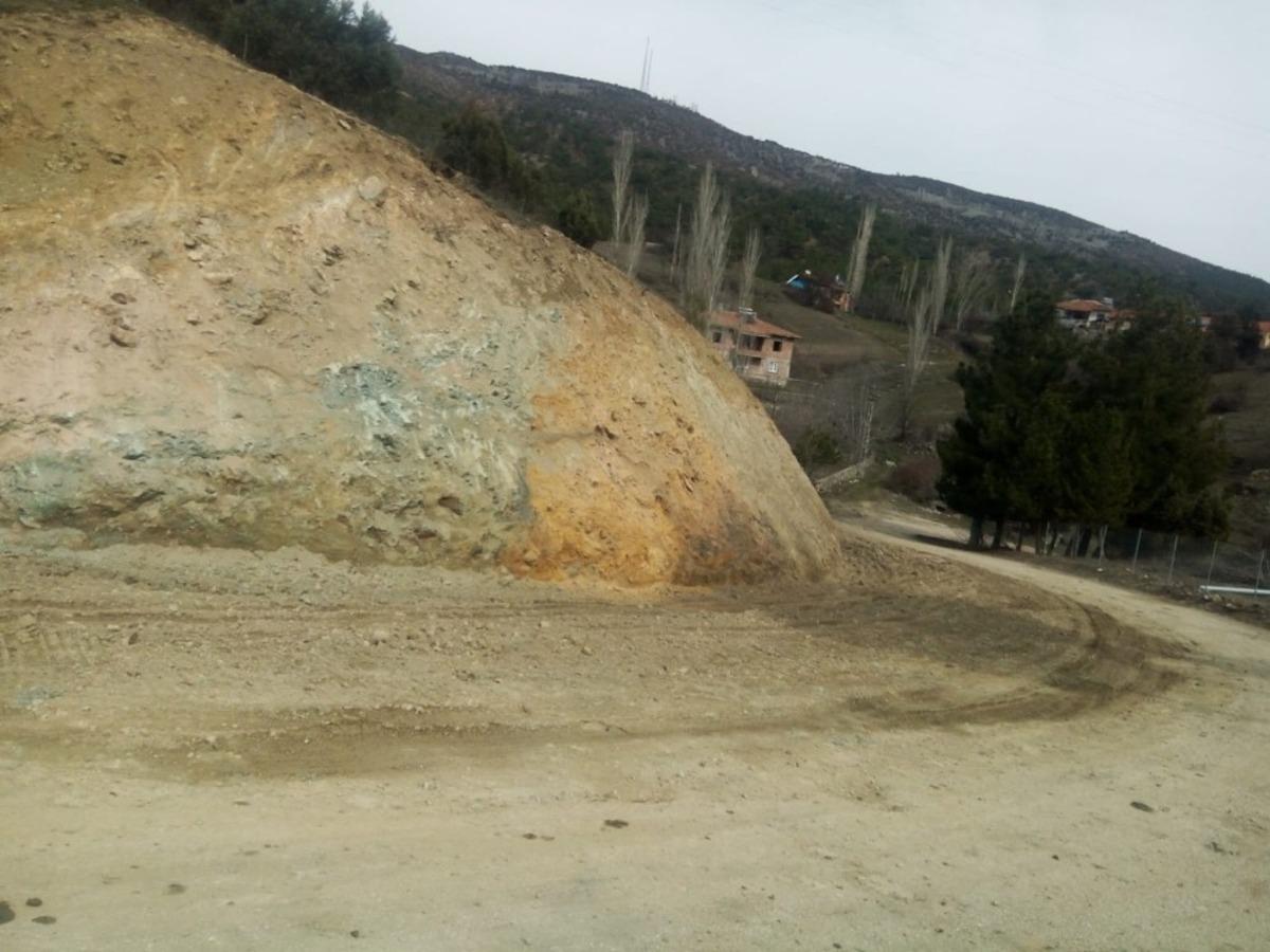 Heyelanla kapanan yol a&ccedil;ıldı