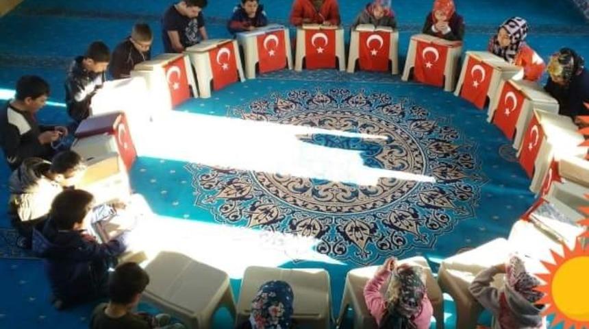 Kur&rsquo;an-ı Kerim okuyup, Mehmet&ccedil;iğe dua ediyorlar