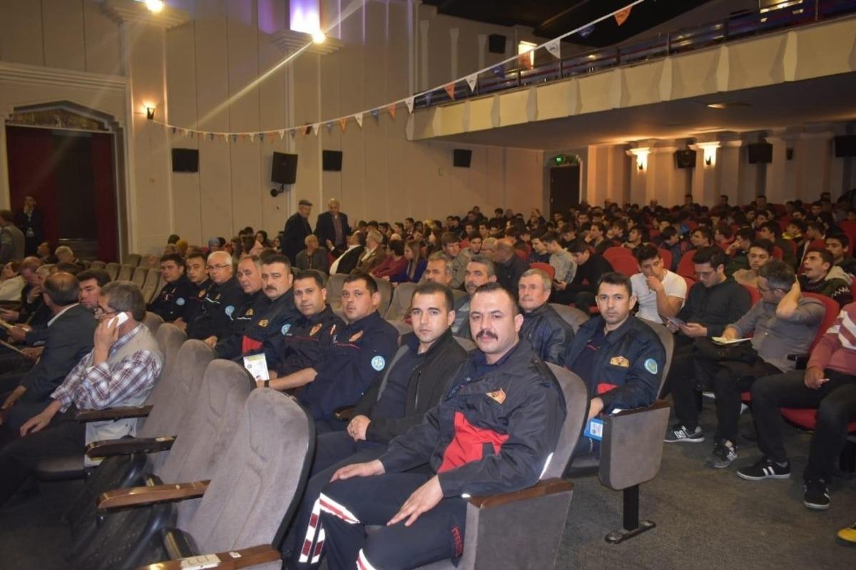 Akhisar&rsquo;da &lsquo;Depremle yaşamak&rsquo; konferansı d&uuml;zenlendi