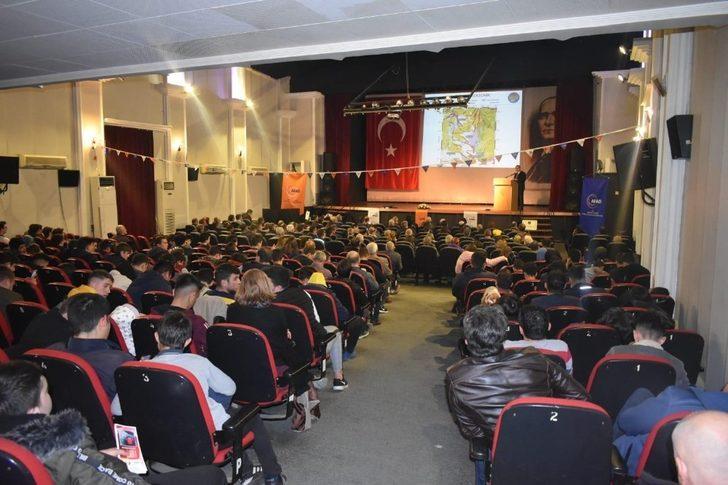 Akhisar’da ‘Depremle yaşamak’ konferansı düzenlendi G2