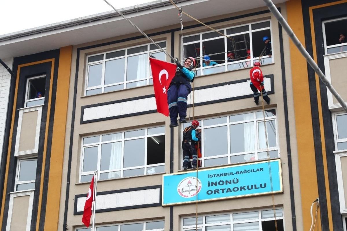 Miniklerin de katıldığı deprem tatbikatı ger&ccedil;eği aratmadı