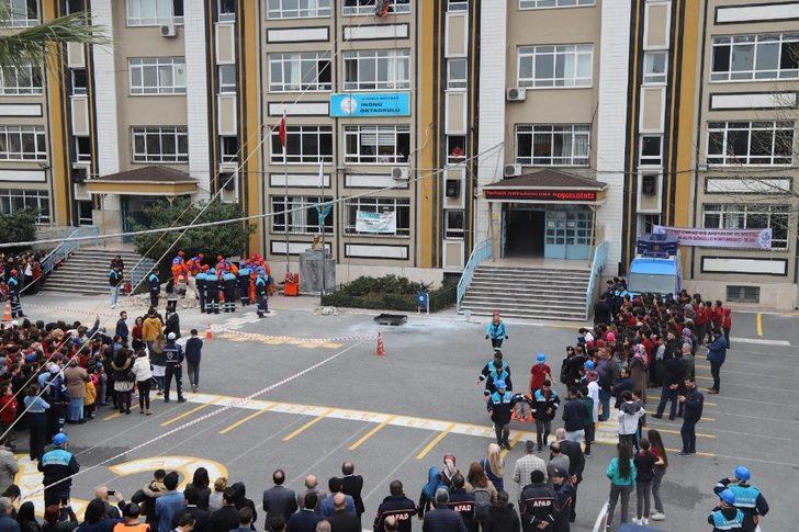 Miniklerin de katıldığı deprem tatbikatı gerçeği aratmadı G3