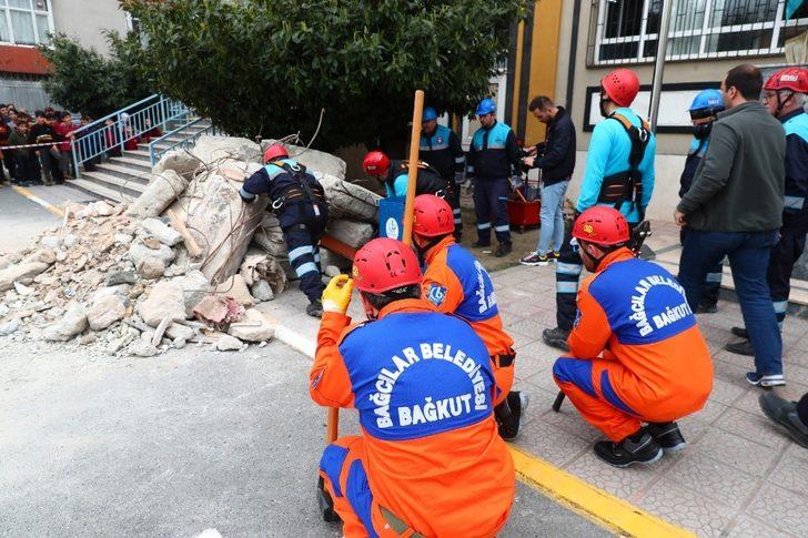 Miniklerin de katıldığı deprem tatbikatı gerçeği aratmadı G4