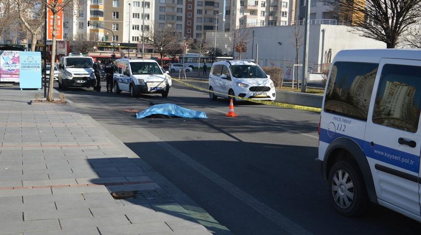 Otobüse binmek isterken altında kalarak öldü