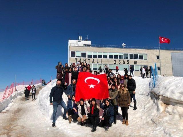 Zirvede Türk Bayrağı açıp, asker selamı verdiler