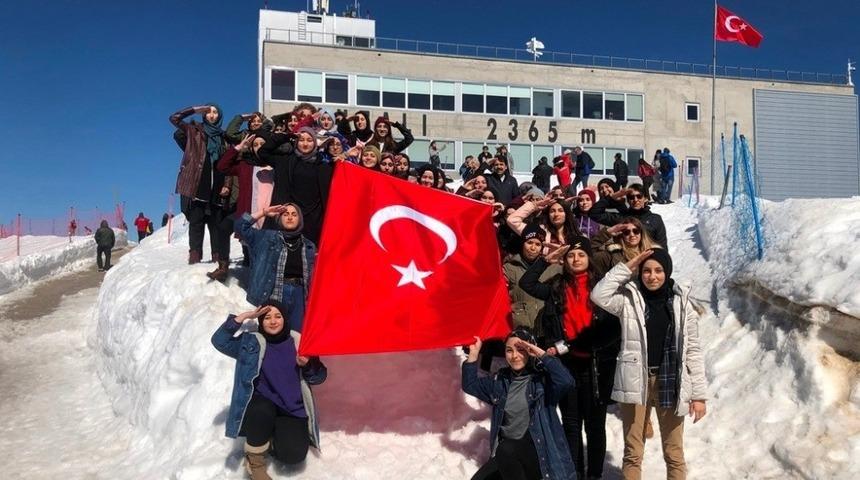 Zirvede T&uuml;rk Bayrağı a&ccedil;ıp, asker selamı verdiler