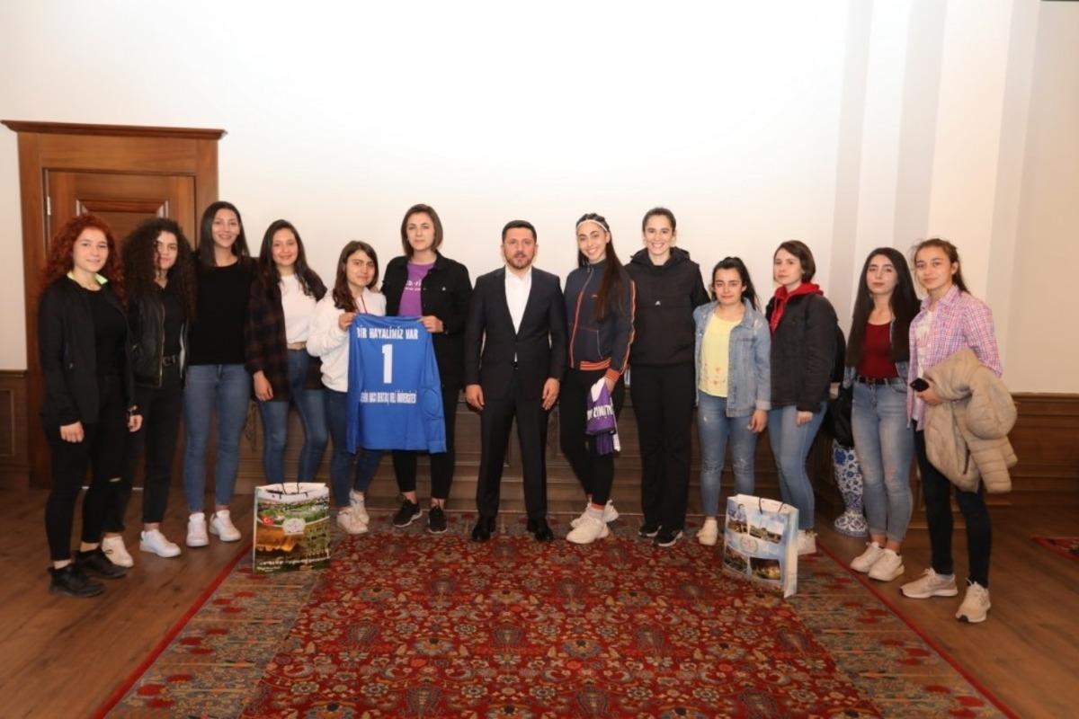 Belediye Başkanı Arı, gen&ccedil; sporculara forma hediye etti