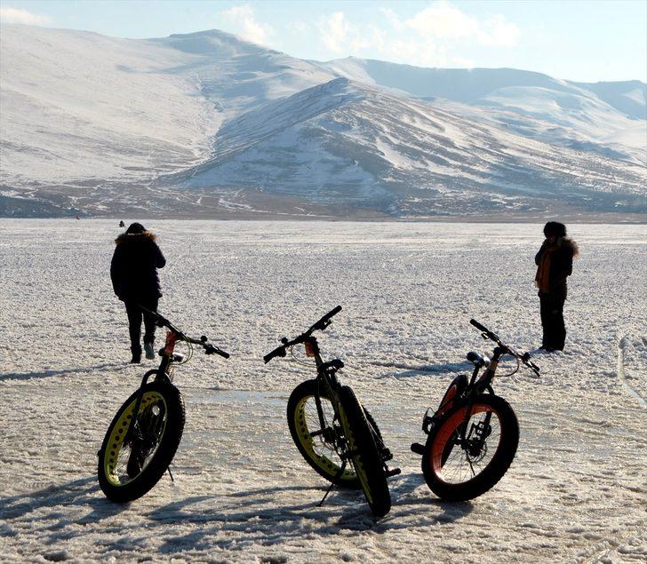 Çıldır Gölü'ne gelen bunu yapmadan dönmüyor G2