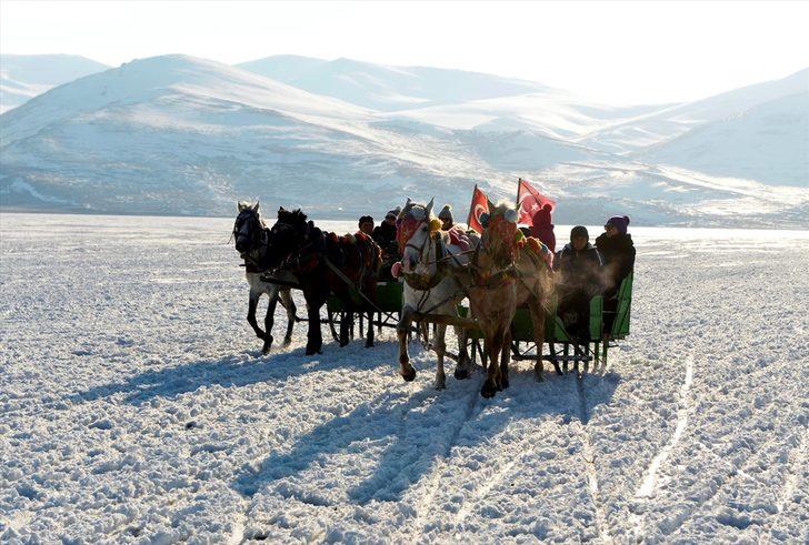 Çıldır Gölü'ne gelen bunu yapmadan dönmüyor G5