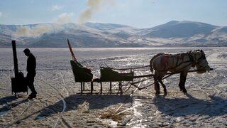 Çıldır Gölü'ne gelen bunu yapmadan dönmüyor