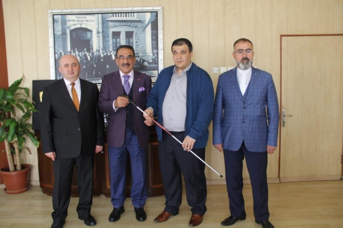 20 g&ouml;rme engelliye beyaz baston