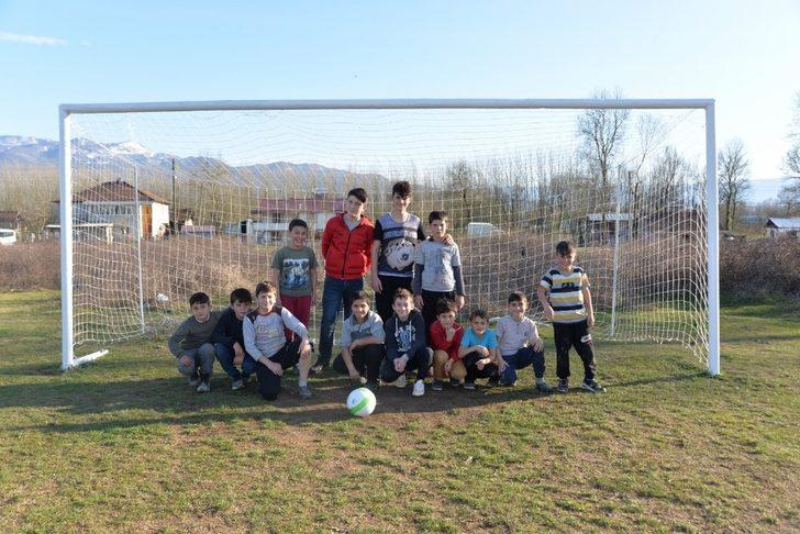 Başkan Babaoğlu çocukların istediği futbol sahasını yaptırdı G1