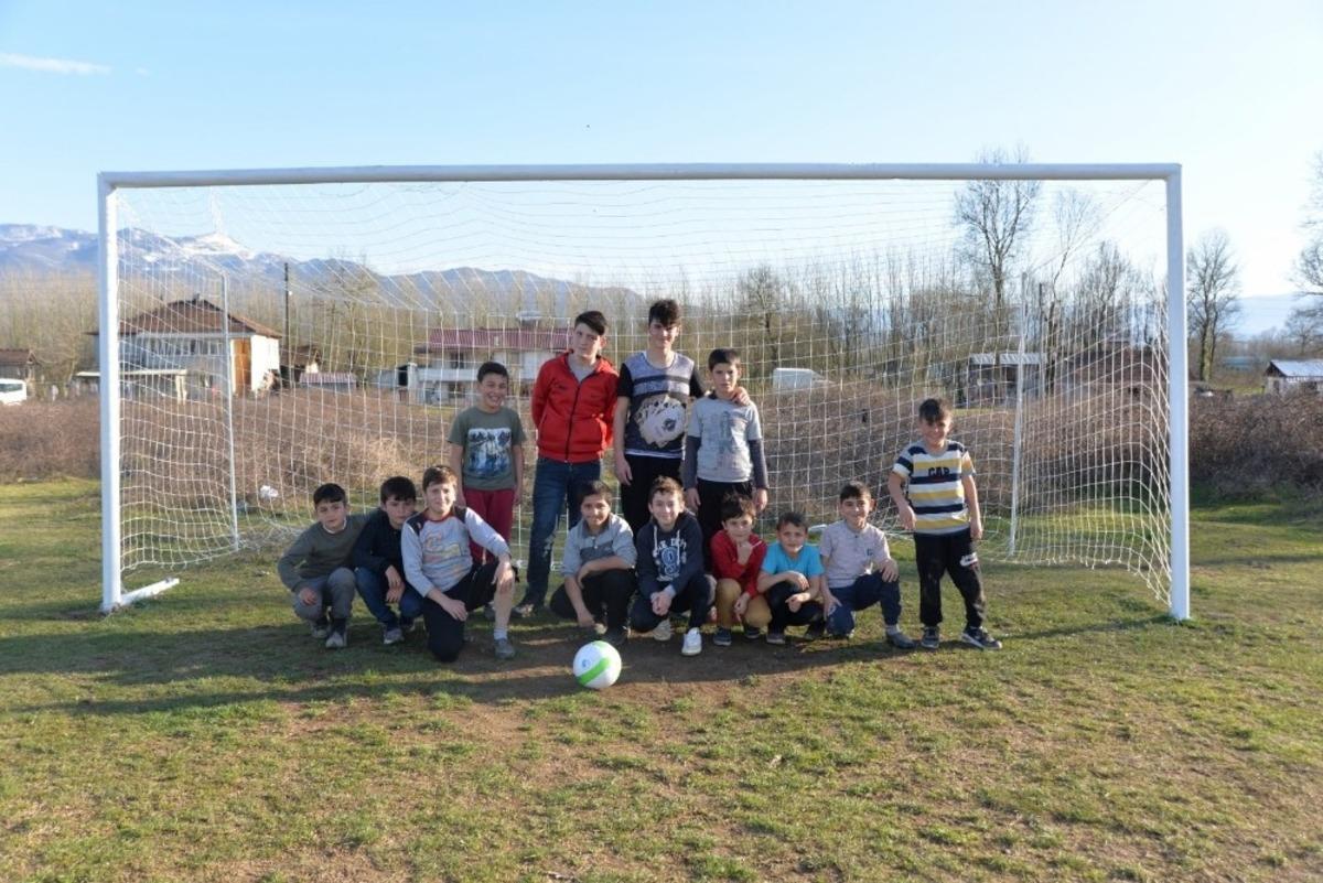 Başkan Babaoğlu &ccedil;ocukların istediği futbol sahasını yaptırdı