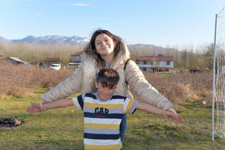 Başkan Babaoğlu çocukların istediği futbol sahasını yaptırdı G5