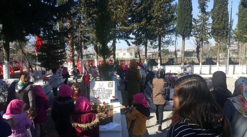 Kur’an kursunun minik öğrencileri şehitleri yalnız bırakmadı