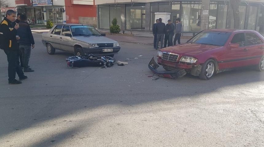 Otomobil ile motosiklet çarpıştı: 1 yaralı