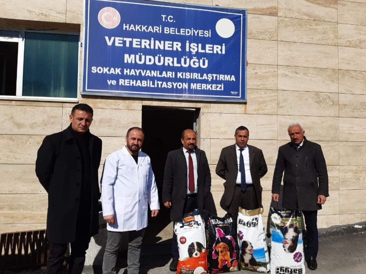 Muhtarlardan sokak hayvanlarına destek