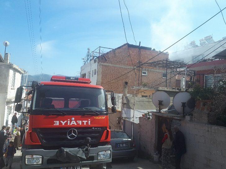 Çatıdaki çıkan yangın korkuttu G1