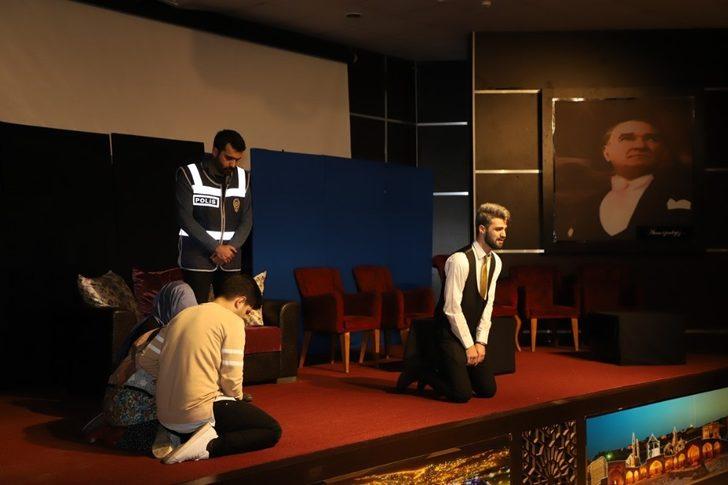 Cizre’de ’Yarınlara Geç Kalmadan’ adlı tiyatro oyunu sahnelendi G1