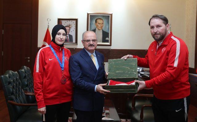 Vali Çakacak, milli sporcu Turhan’ı kabul etti