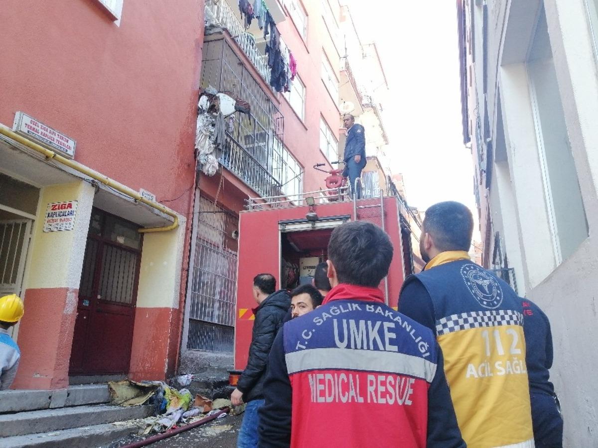 İki bina arasına atılan &ccedil;&ouml;pler yandı